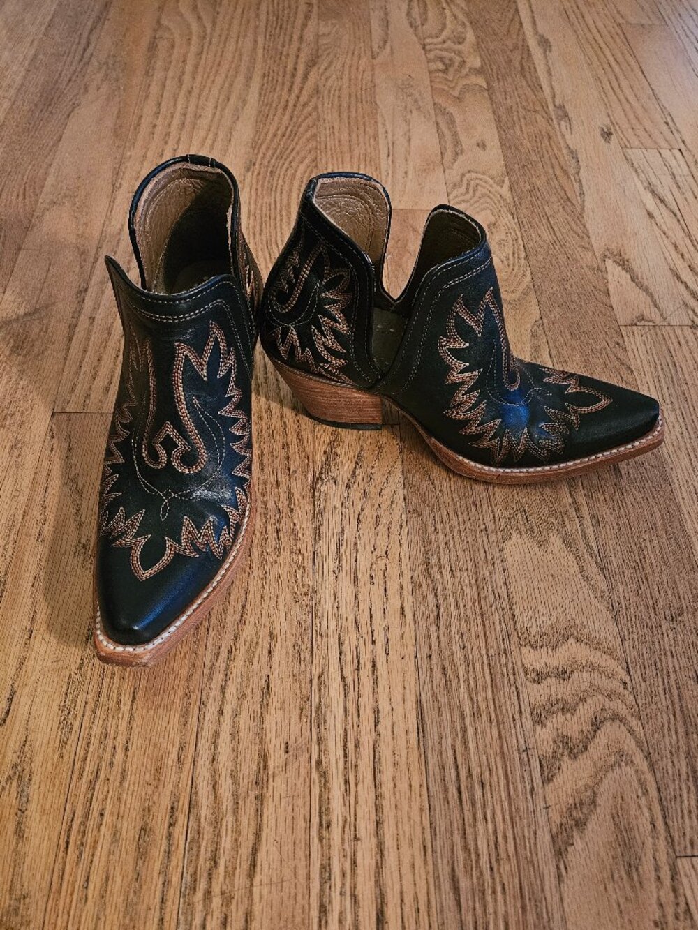 Ariat Dixon Booties - Women size 5.5 black excellent condition